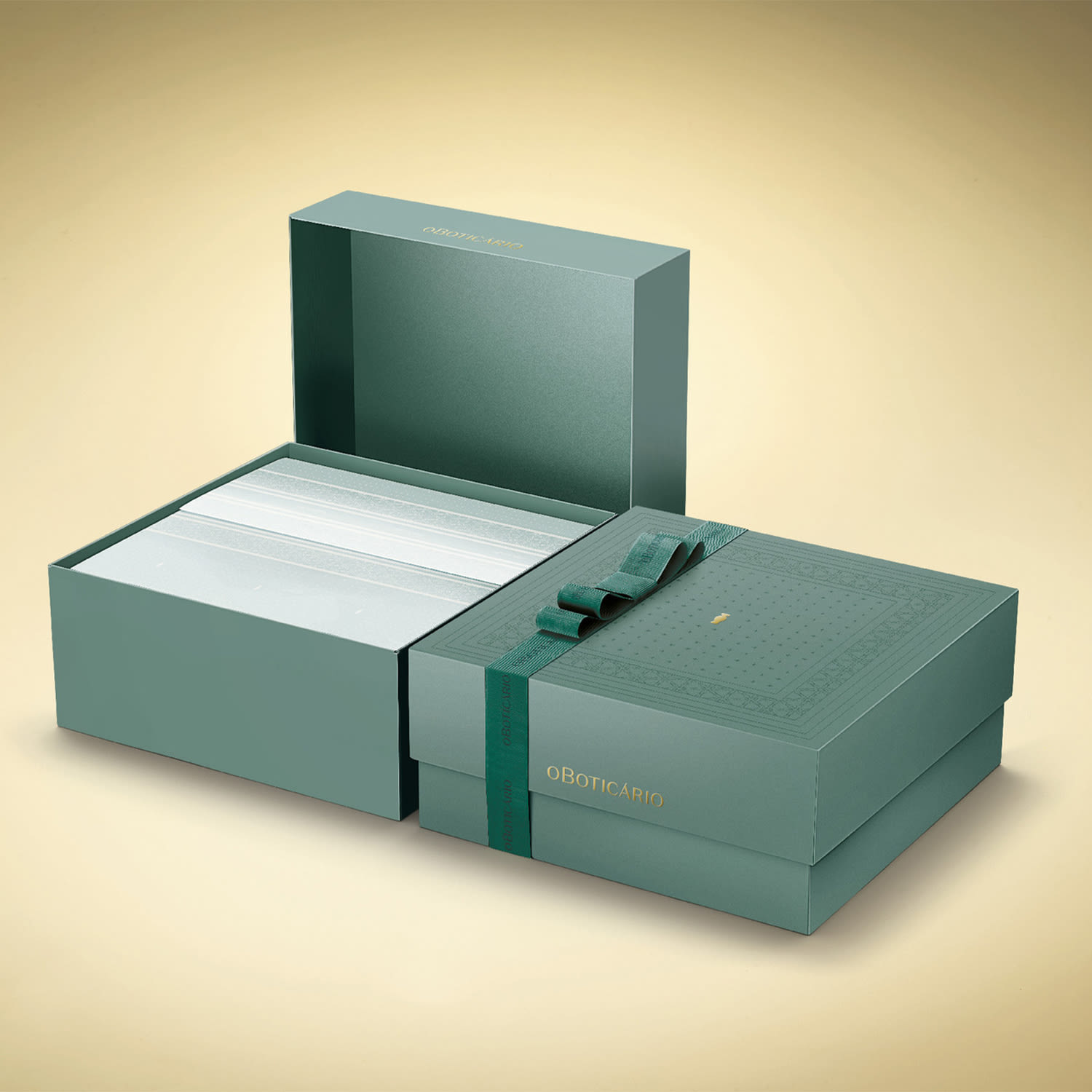 Imagem de uma caixa verde-escura com detalhe dourado e embalagem interna com papel branco, sobre superfície amarelada, em cenário minimalista e monocromático.
