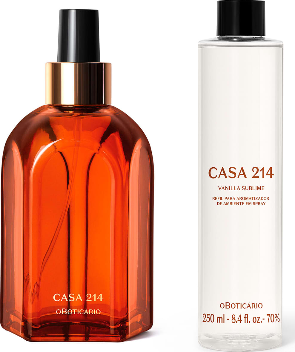 Imagem de dois produtos da marca Casa 214, sendo um vidro laranja com detalhe dourado e borrifador preto e uma embalagem refil de aromatizador de ambientes em frasco transparente, líquido claro, tampa preta e rótulo escrito Vanilla Sublime.