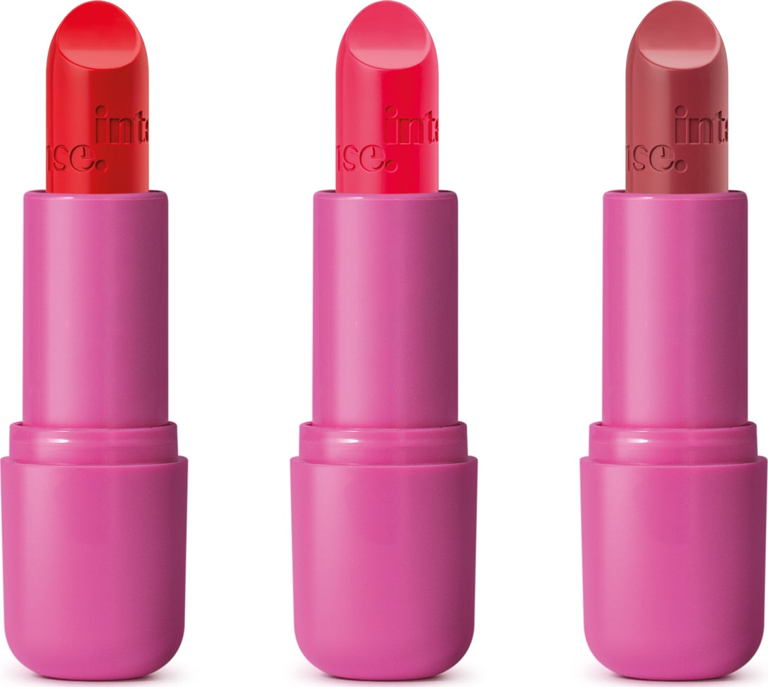Três batons da marca Intense em embalagens pink. Eles estão abertos e é possível ver as balas de três cores diferentes, um vermelho, um pink e um rosa envelhecido, todos com a marca intense gravada em baixo relevo na bala.