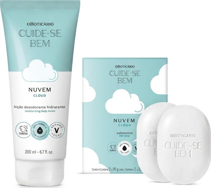 Dois produtos de cuidados pessoais da marca o Boticarío: um frasco de loção corporal hidratante Nuvem em tons de azul e branco, e uma caixa de sabonetes Nuvem em embalagem azul clara com nuvens brancas.