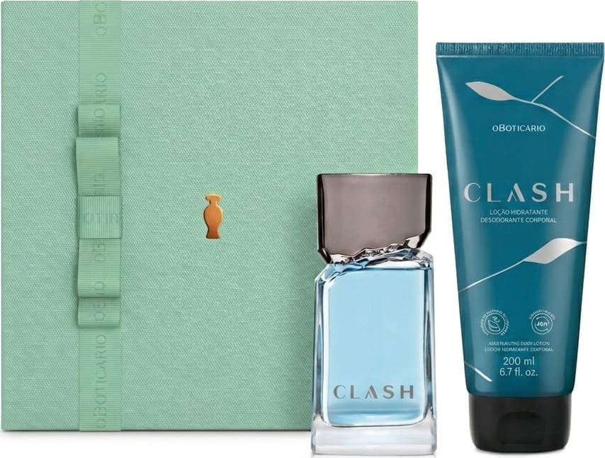 Caixa de presente verde-clara com fita no mesmo tom e o Boticário em dourado. Ao lado, vemos um frasco de vidro transparente com líquido azul-claro da fragrância "CLASH" e tubo de hidratante desodorante corporal na cor azul-escuro da mesma linha Clash.