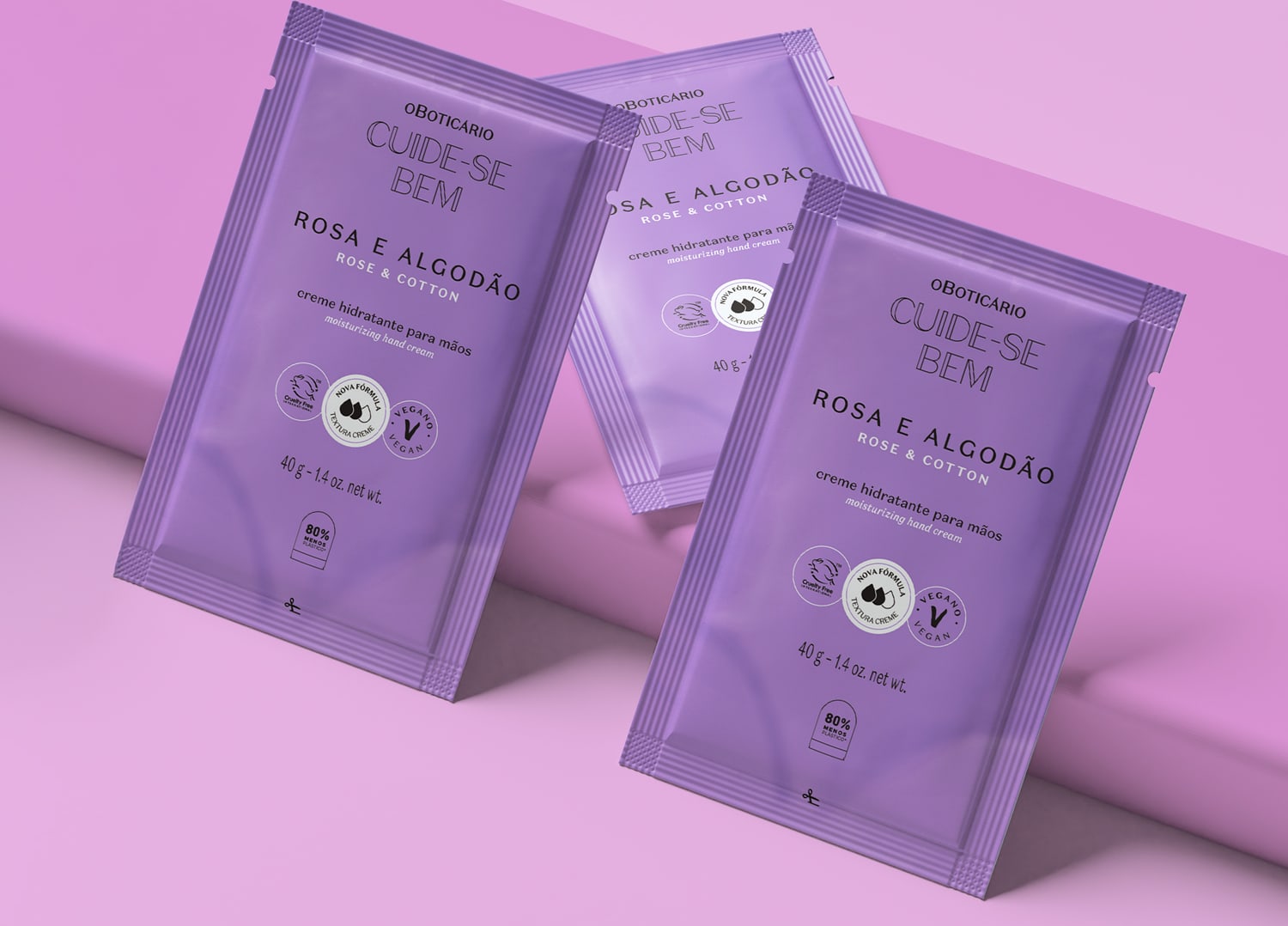Três refis de creme hidratante para as mãos da marca Cuide-se Bem Rosa e Algodão em sachês de 40g na cor lilás com letras pretas. Eles estão em fundo lilás.