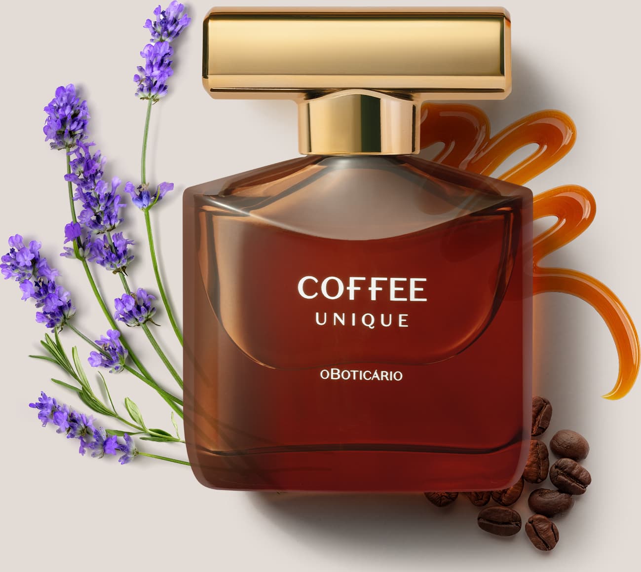 Imagem de um frasco em tom marrom contendo desodorante colônia da marca Coffee Man Unique sobre superfície clara, com flores de lavanda e grãos de café e um rastro de caramelo ao redor.