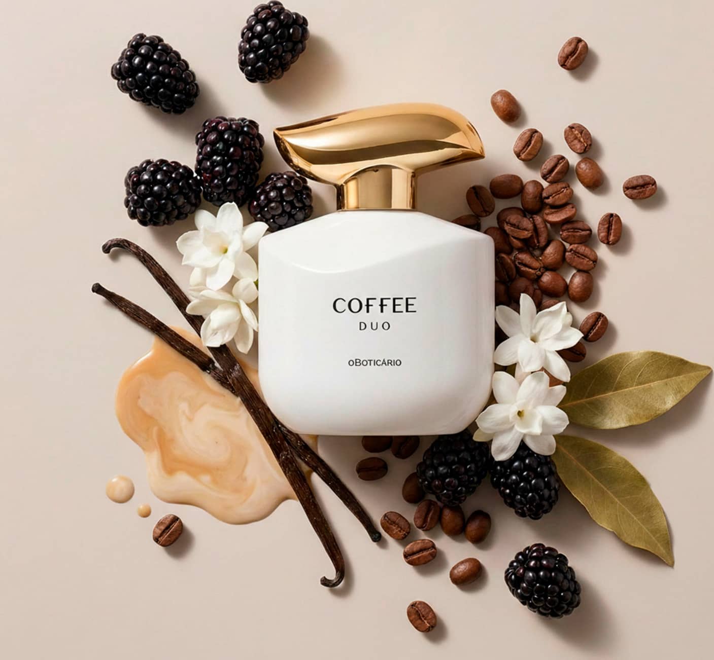 Imagem de um frasco do desodorante colônia Coffee Woman Duo em embalagem branca com tampa dourada em formato ondulado e rótulo em letras pretas. Ele está cercado por grãos de café, amoras e flores brancas com fundo bege.