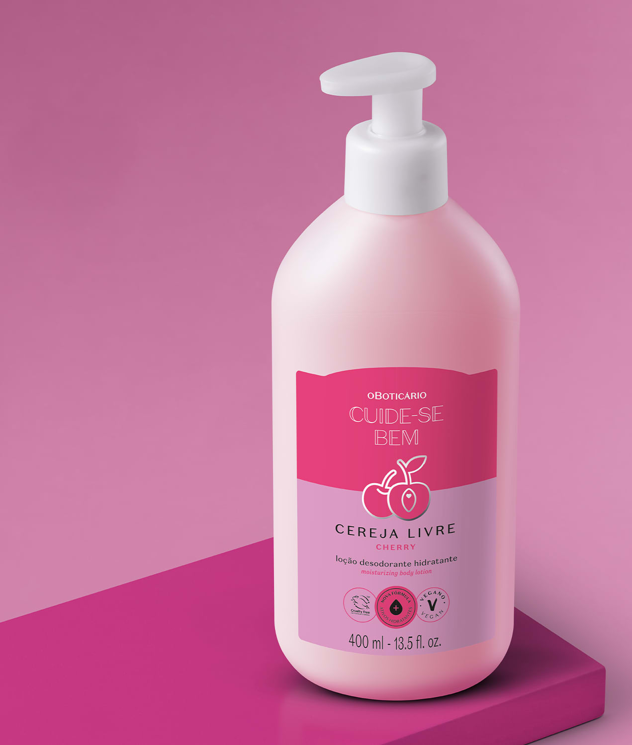 Frasco branco com bomba dosadora e rótulo nas cores rosa e lilás com cerejas ilustradas contendo loção hidratante corporal Cuide-se Bem Cereja Livre. A embalagem está em fundo lilás sobre plataforma rosa.