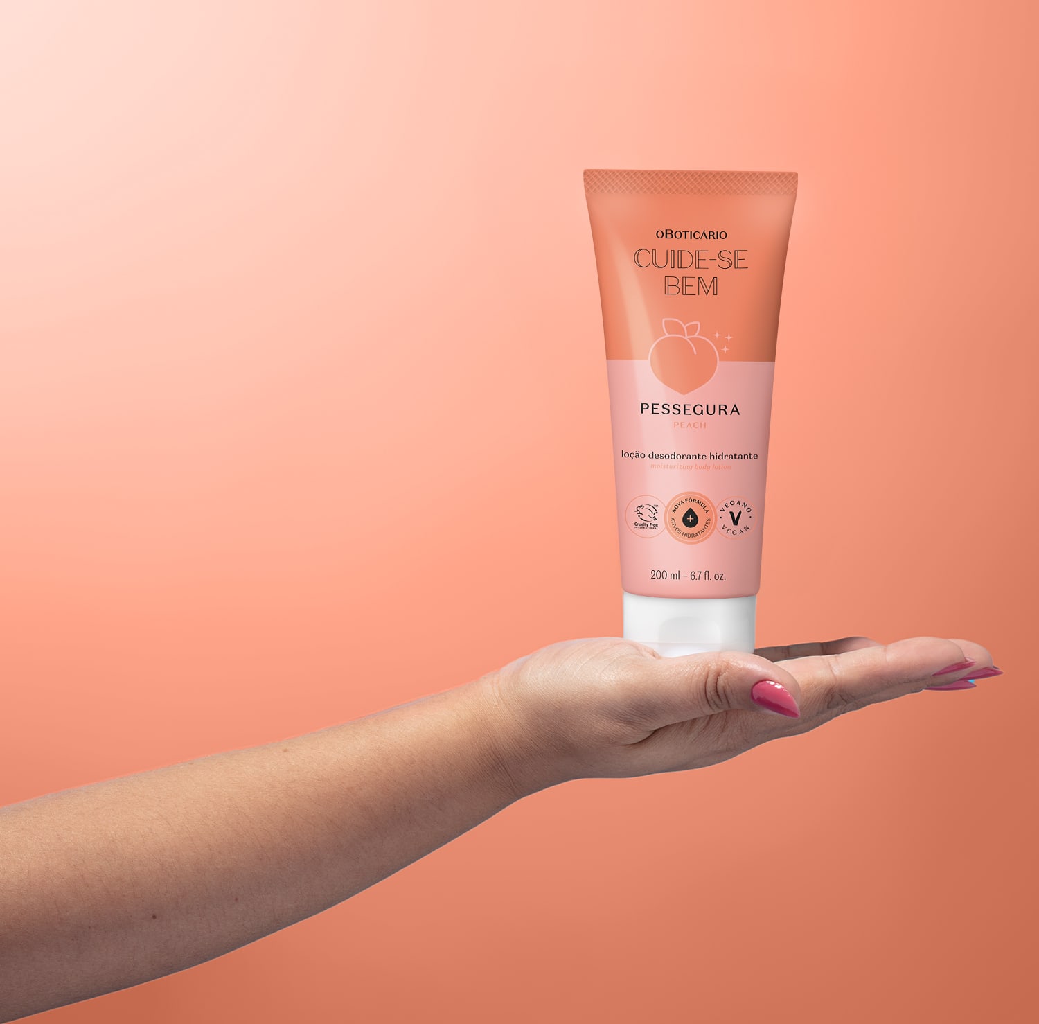 Mão feminina segurando um frasco rosa e branco com pêssego ilustrado e tampa branca de loção hidratante corporal Cuide-se Bem Pessegura.
