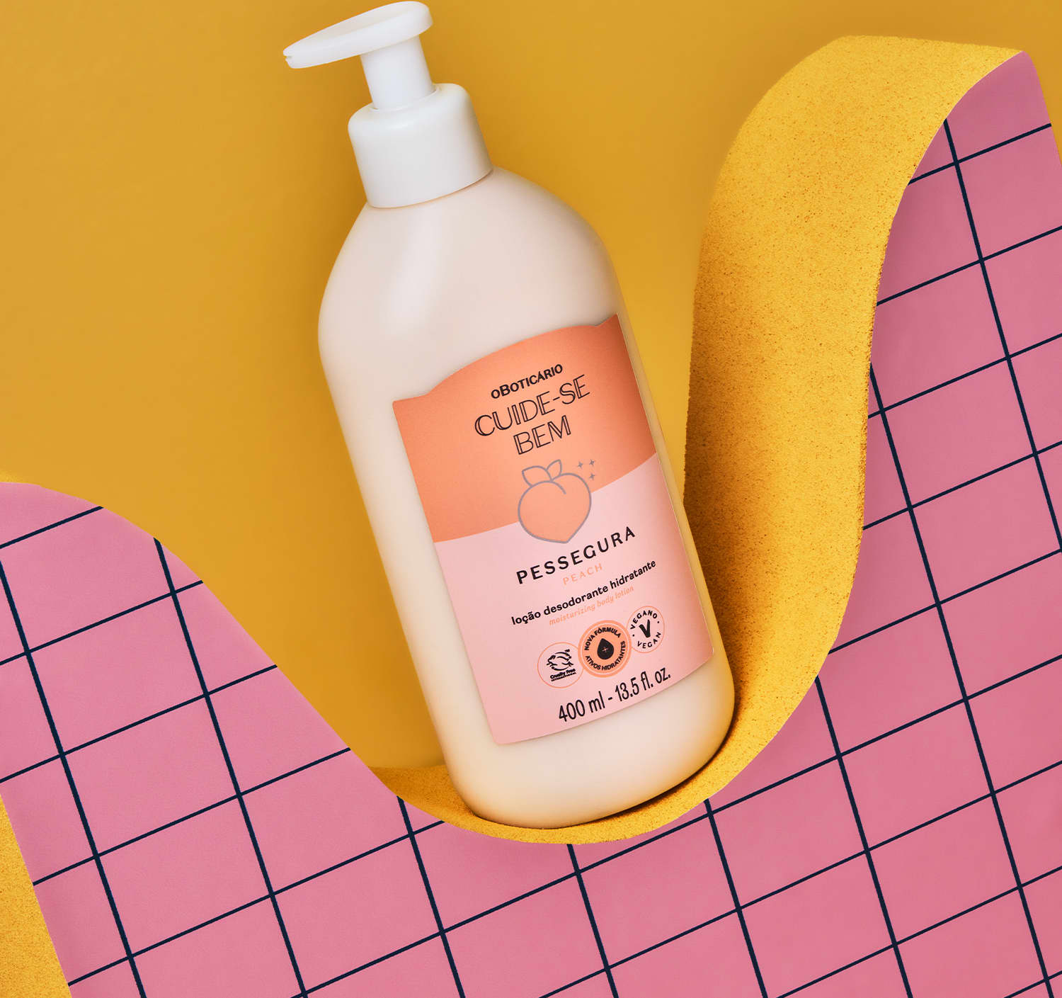 Embalagem de item de cuidados com a pele Cuide-se Bem Pessegura nas cores branco e laranja sobre superfície amarela ondulada e fundo quadriculado rosa com linhas pretas.