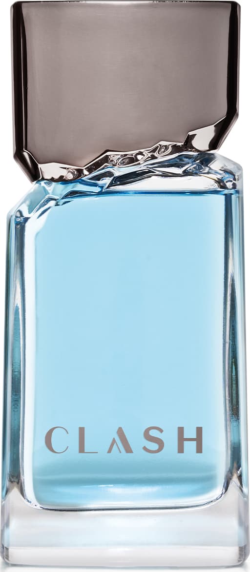 Frasco de item de perfumaria da marca Clash feito em vidro transparente com líquido azul claro dentro, tampa cinza, em formato retangular com bordas arredondadas, exibindo o nome da marca em letras prateadas.