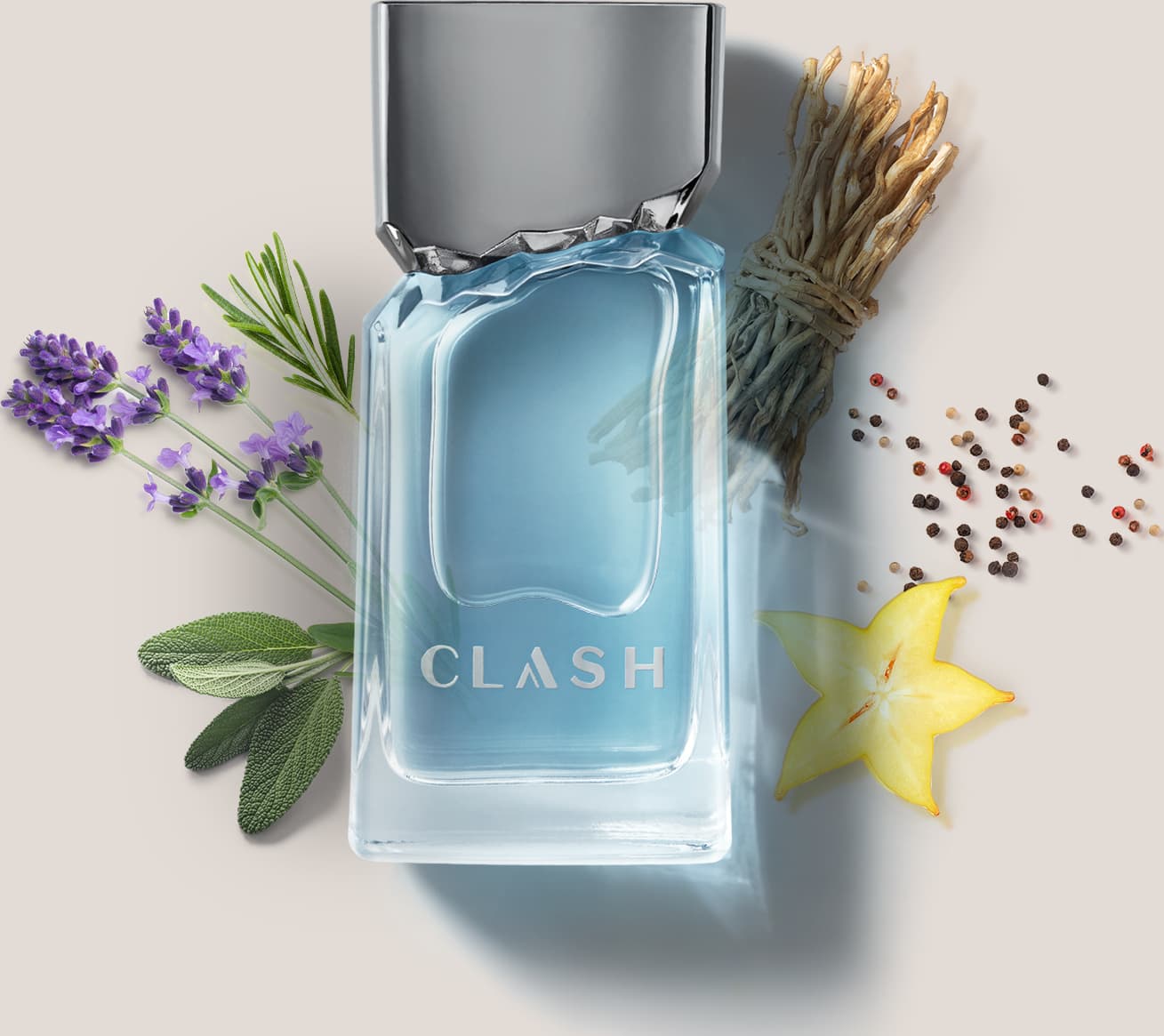 Frasco de item de perfumaria da marca Clash em primeiro plano, rodeado por flores de lavanda, galhos de alecrim, especiarias e uma fatia de carambola amarela, sobre uma superfície clara.