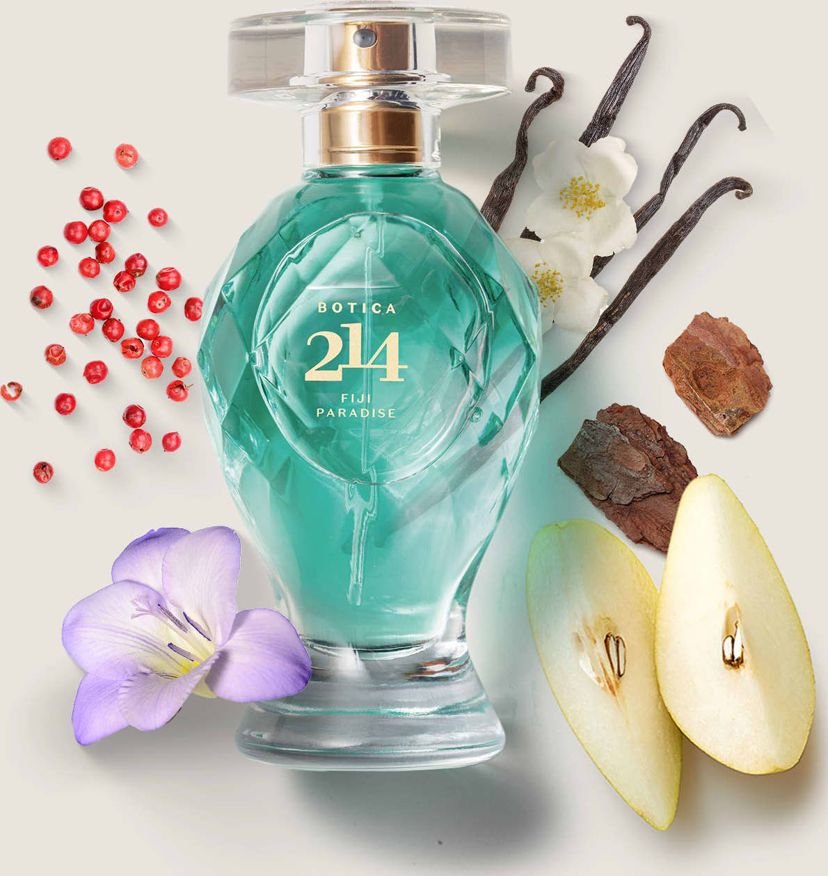 Vidro transparente lapidado com líquido azul, borrifador dourado, tampa transparente e letras douradas de Eau de Parfum Floral Especiado da marca Botica 214 Fiji Paradise com peras frescas, flor de frésia, vagens de baunilha e pimenta rosa ao redor.