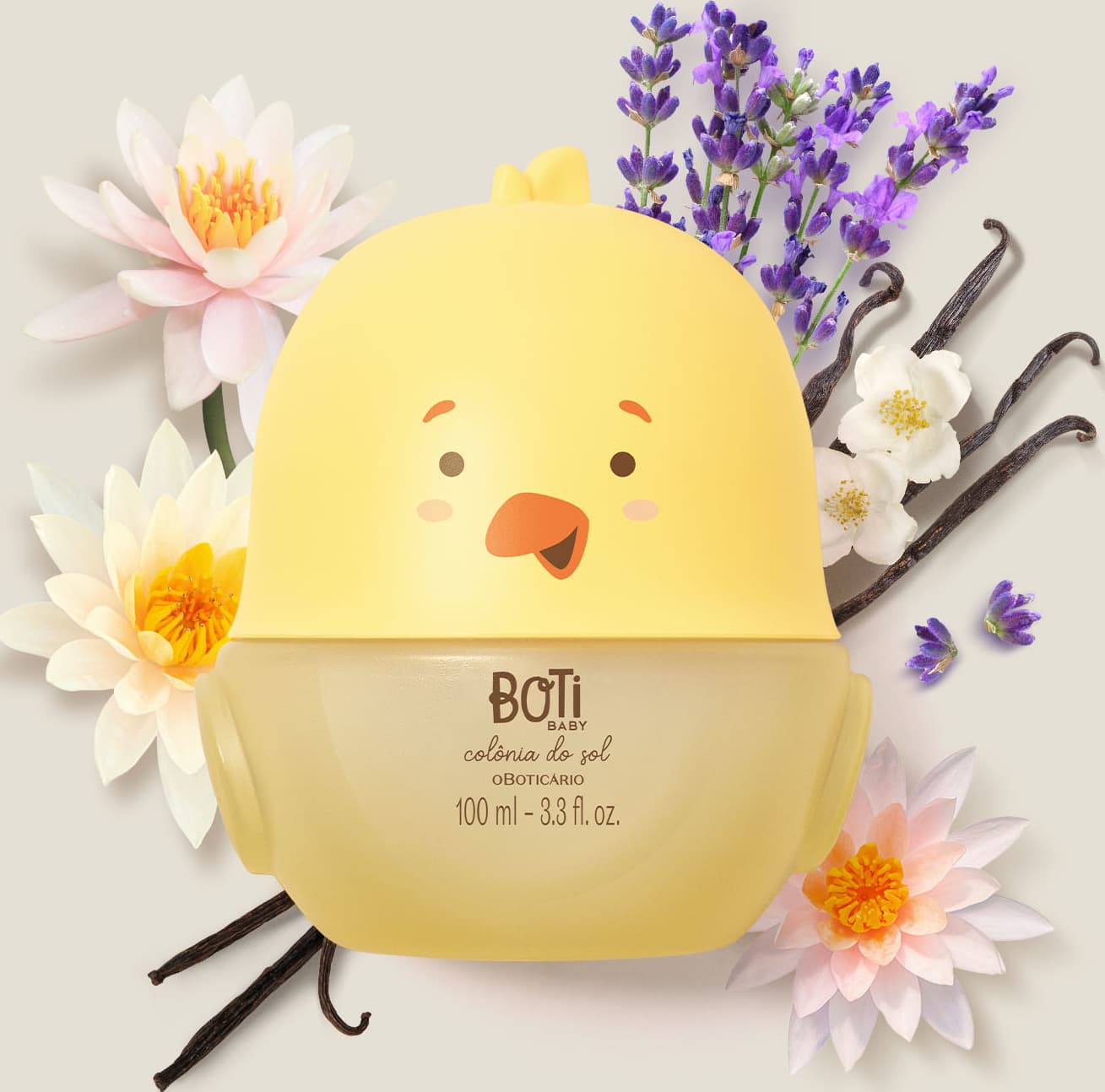 Frasco em formato de passarinho amarelo com parte superior na cor bege escuro e detalhes laranjas contendo 100ml de colônia do sol da marca Boti Bab em meio a flores de lavanda e margaridas em fundo lilás.