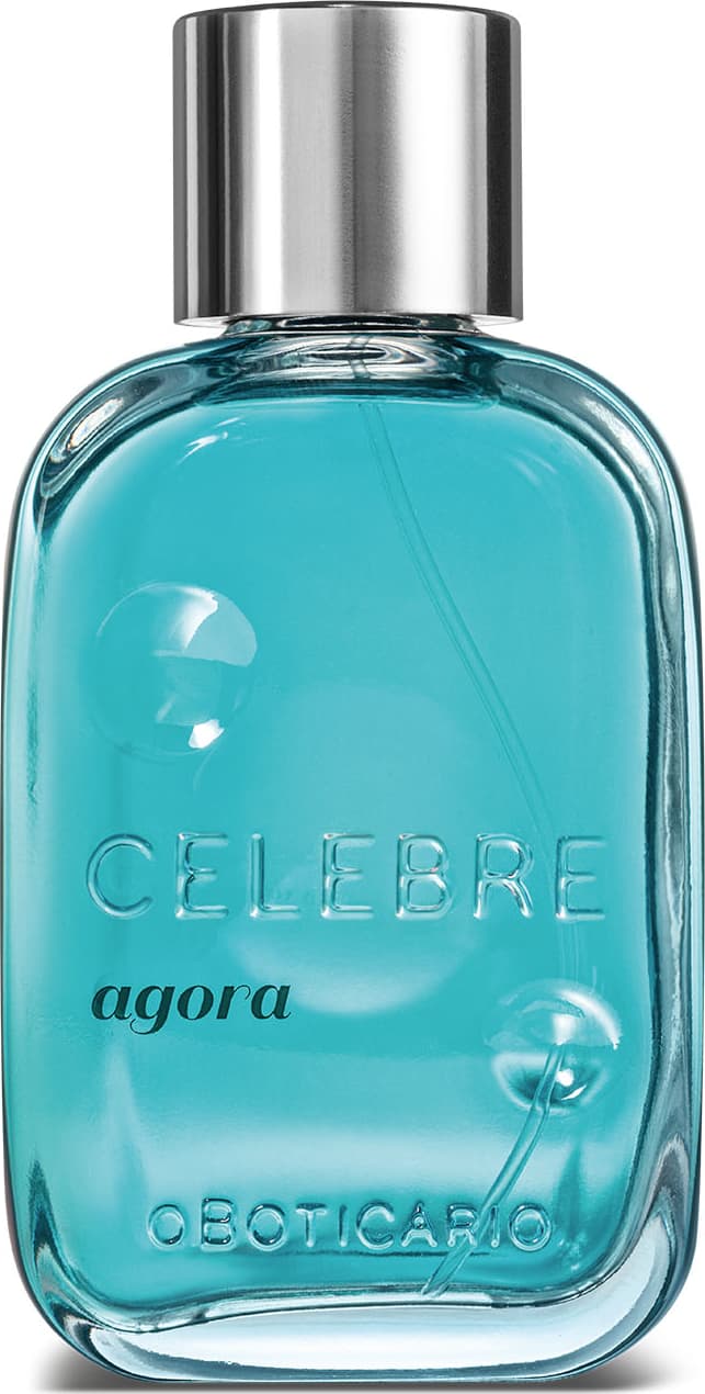 Frasco retangular transparente com líquido azul, tampa prateada e letras pretas e em relevo contendo 100ml de desodorante colônia Celebre Agora Masculino.