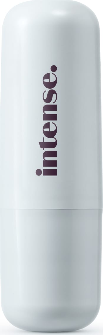 Batom cremoso da marca Intense, em embalagem toda branca com letras pretas na tampa.