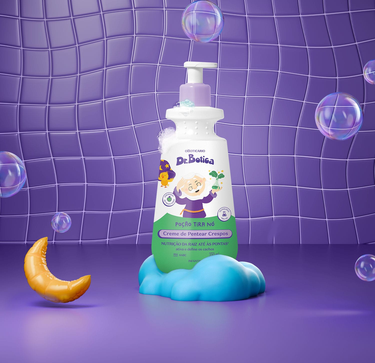 Imagem de uma embalagem branca e verde com válvula dosadora roxa de creme de pentear infantil para cabelos crespos da marca Dr. Botica em fundo azul simulando azulejo com lua, espuma e bolhas de sabão.