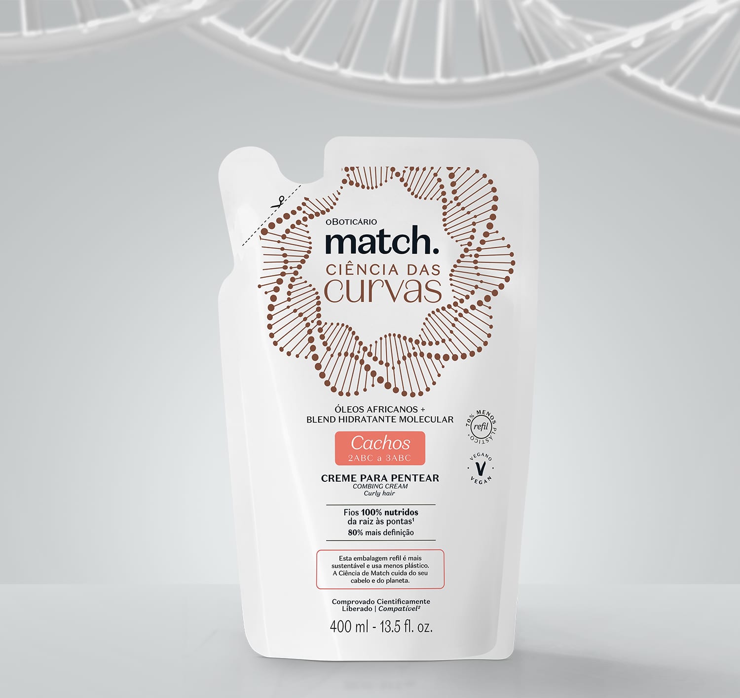 Refil de creme para pentear para cabelos cacheados Match Ciência das Curvas em sachê branco com letras marrons e detalhes laranjas em fundo azul.