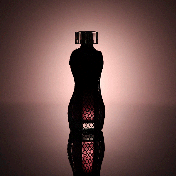 Gif apresentando o desodorante colônia Glamour Secrets Black Intense em vidro curvilíneo com renda preta em volta, pulverizador dourado e tampa transparente cem fundo escuro com iluminação em volta da embalagem.