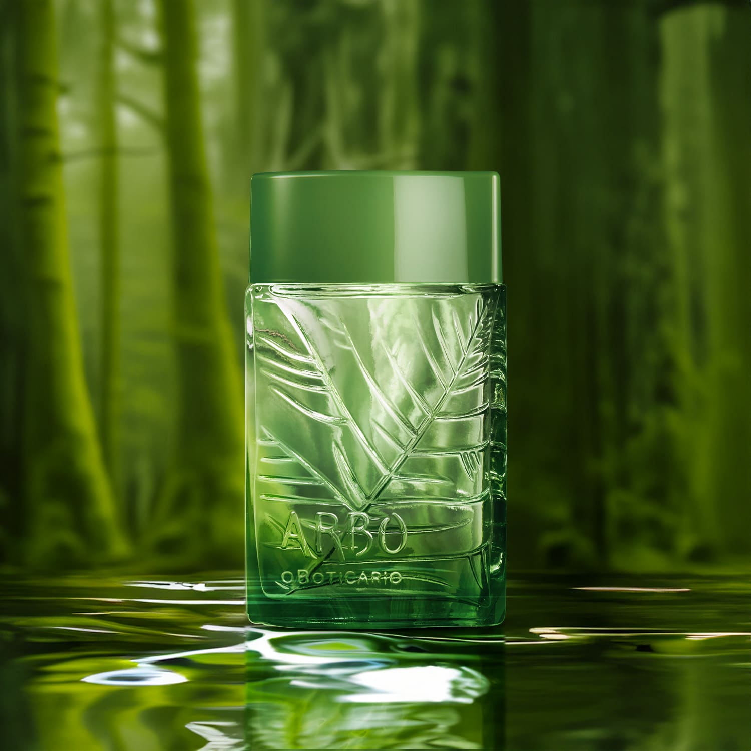 frasco verde transparente com líquido claro, folhagens em relevo e tampa verde escuro contendo desodorante colônia Arbo Puro com folhas gravadas em relevo, imerso em reflexo sobre superfície úmida em meio a vegetação verde e desfocada.