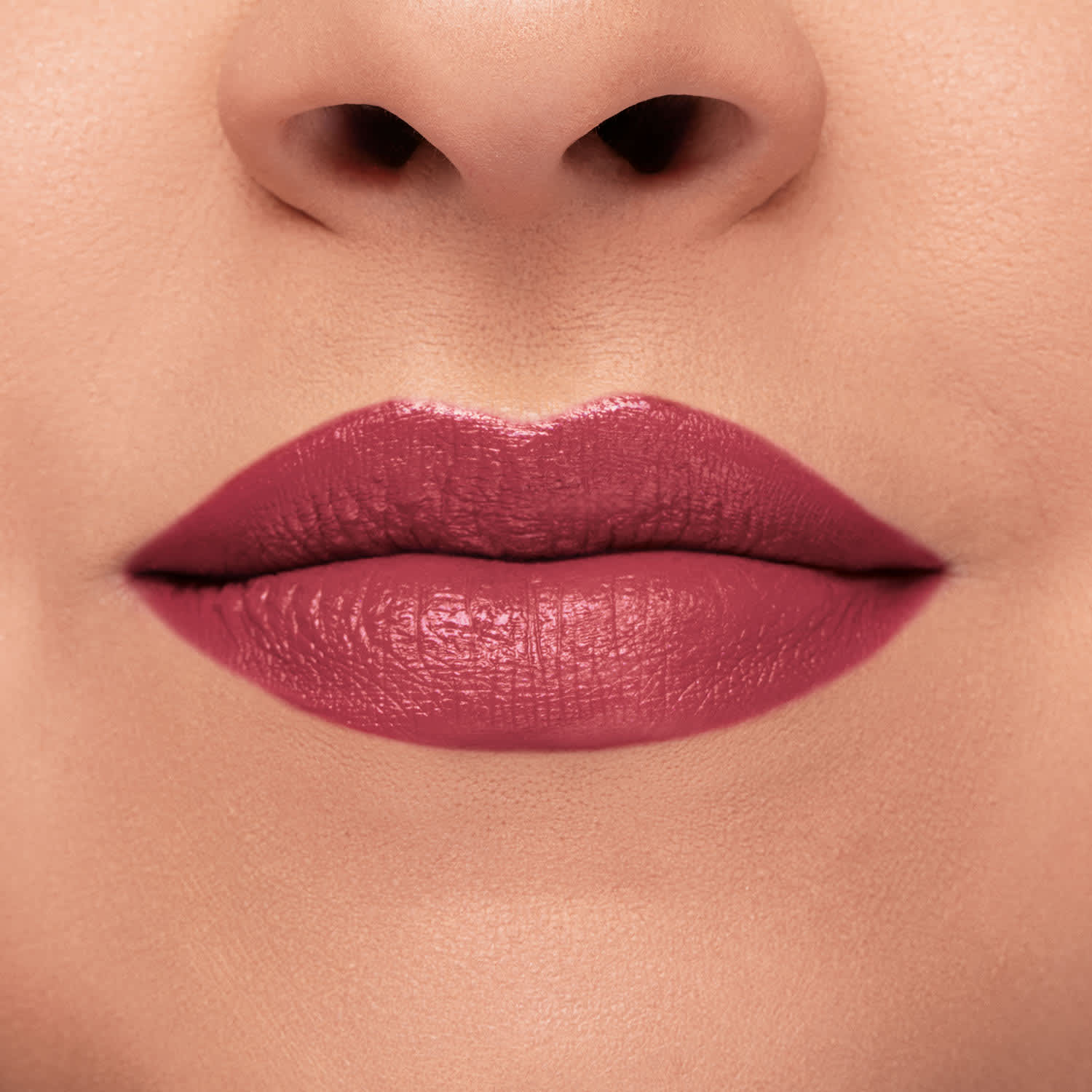 Close-up de um rosto feminino de pele branca evidenciando os lábios que usam o batom do Arraso na cor pink rosé da marca Intense.