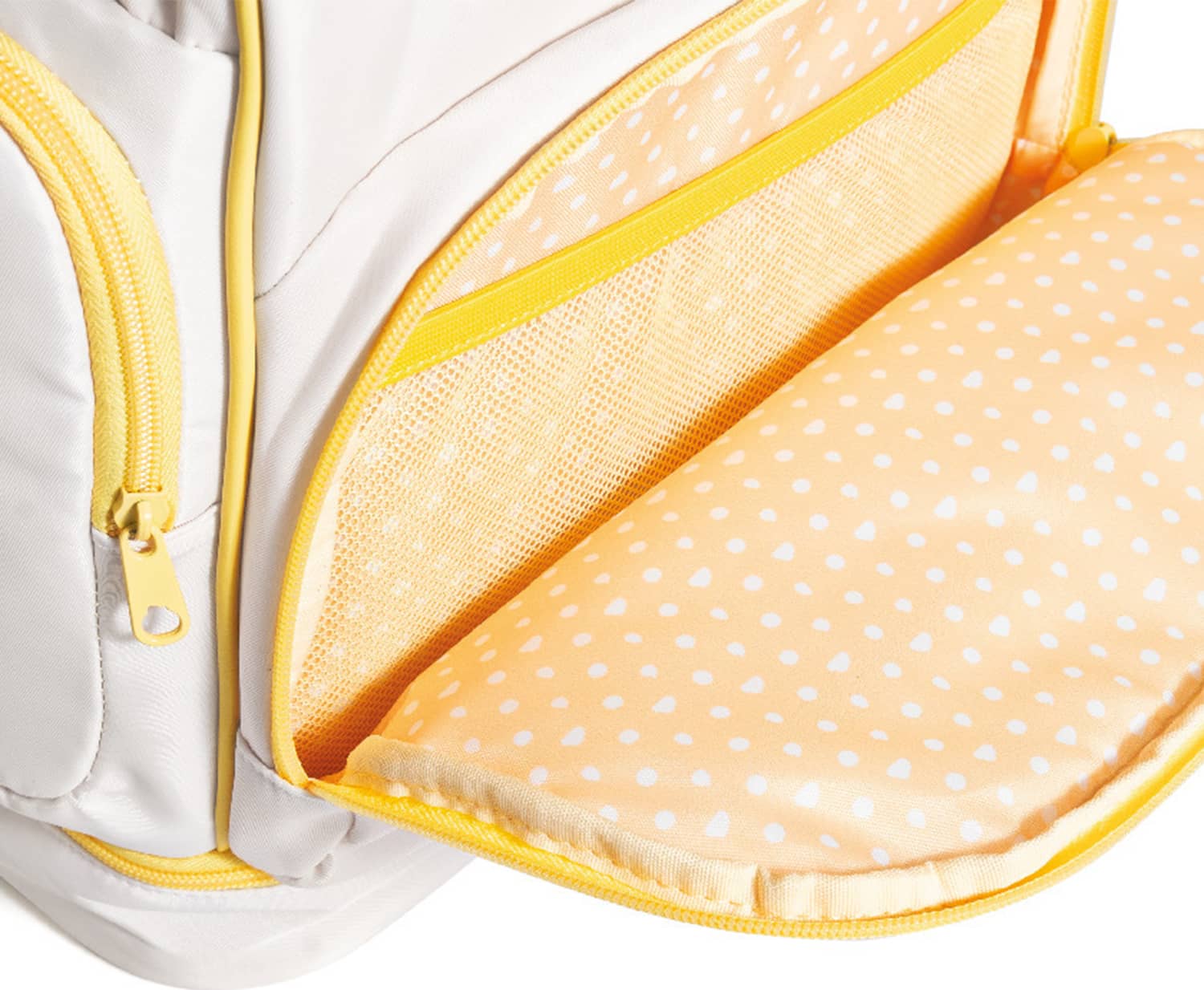Close-up de Mochila branca com detalhes em amarelo com bolso lateral aberto revelando um revestimento em tecido amarelo com bolinhas brancas.