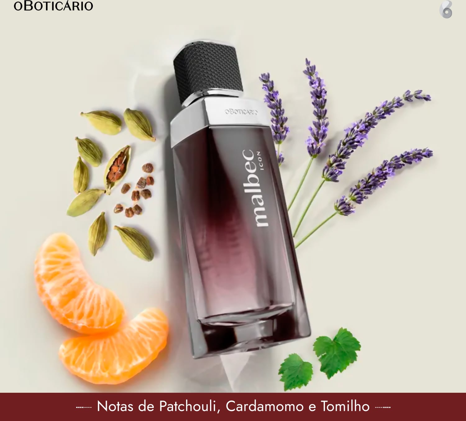 No centro da imagem há o frasco perfume. Ao redor, encontram-se ingredientes e ervas aromáticas. Existem flores de lavanda roxas, fatias de laranja, cardamomo em vagens, grãos de café, folhas de hortelã e sementes de cravinhos da índia espalhados.