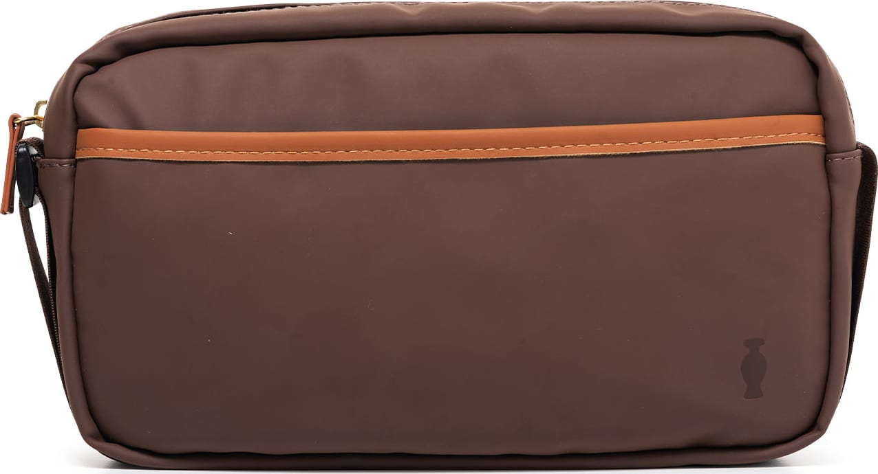 Bolsa tipo nécessaire retangular na cor marrom escuro e detalhes marrom claro com alça de transporte e zíper.