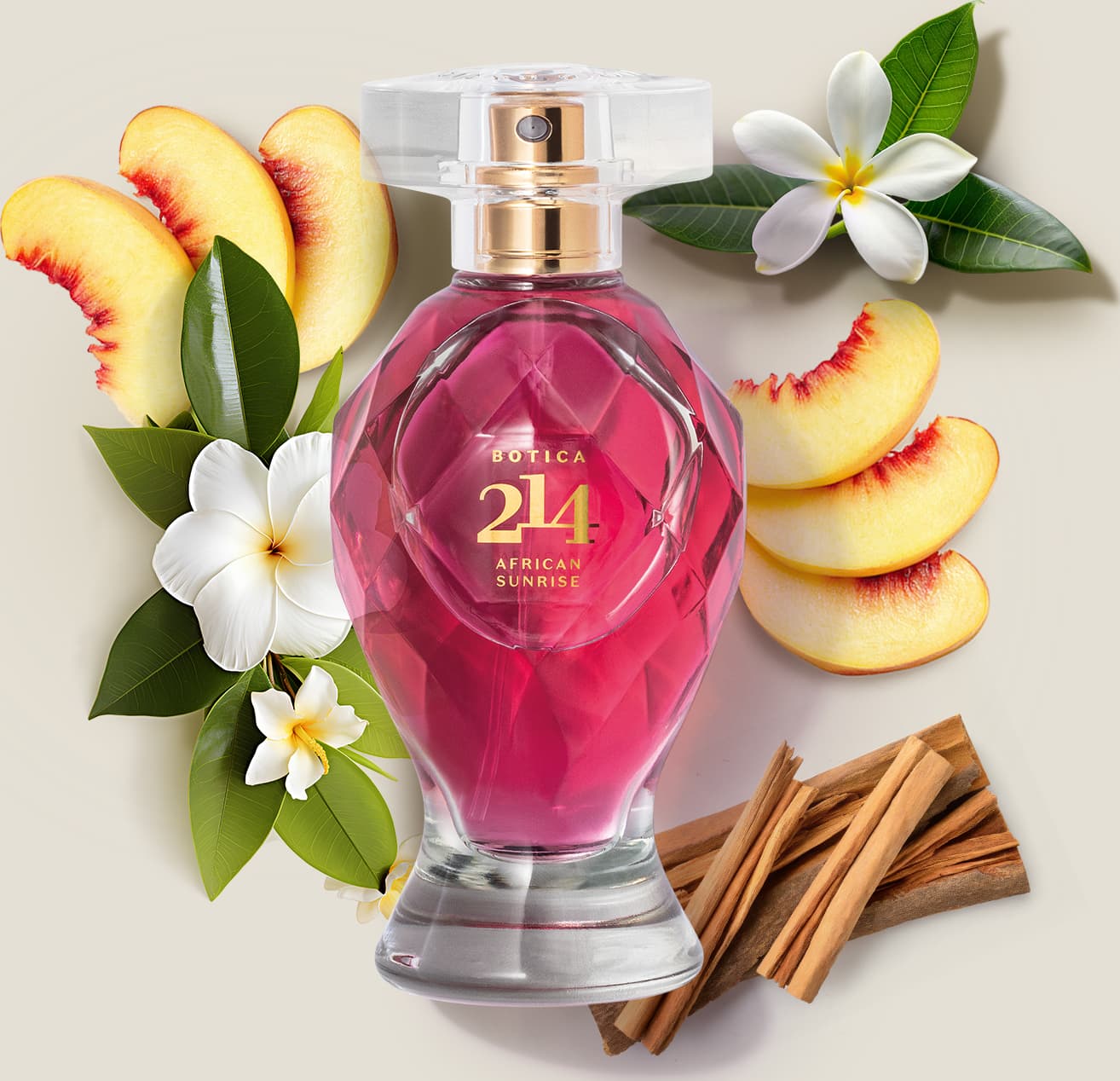 Vidro lapidado com líquido rosa, tampa transparente, pulverizador e letras douradas de Eau de Parfum Botica 214 African Sunrise Floral Frutal em meio a fatias de pêssego, folhas verdes, flores brancas e varas de canela em cenário claro e natural.