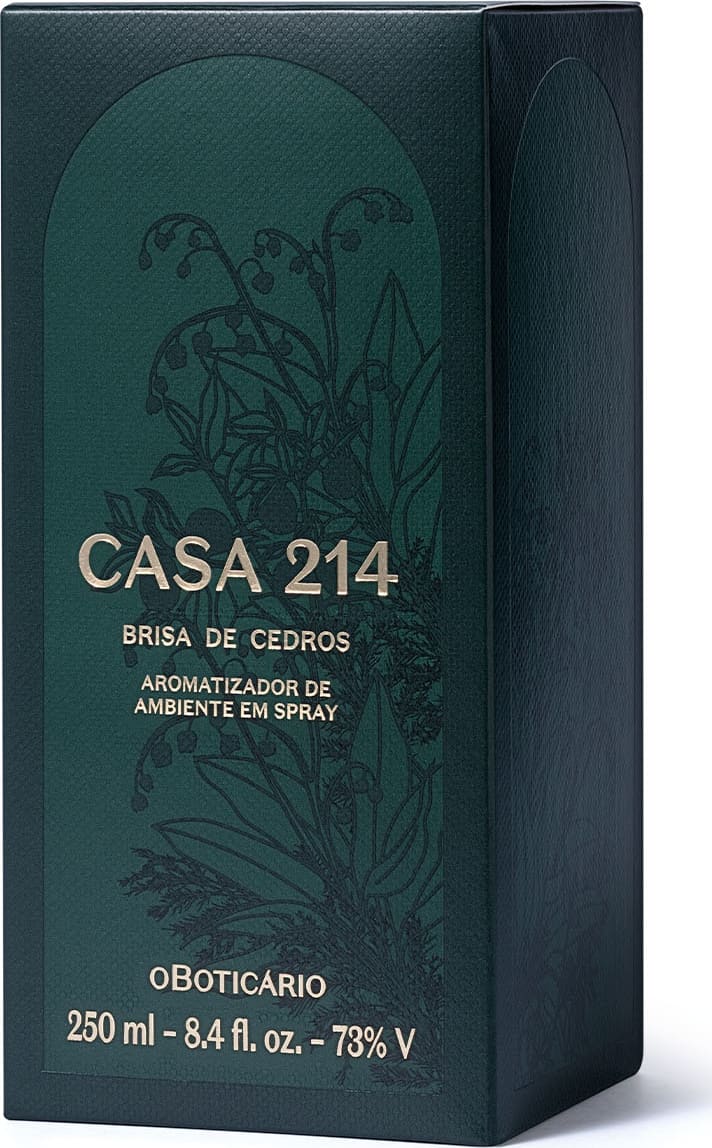 Caixa verde com letras douradas que contém um aromatizador de ambientes em spray da marca Casa 214 Brisa de Cedro.