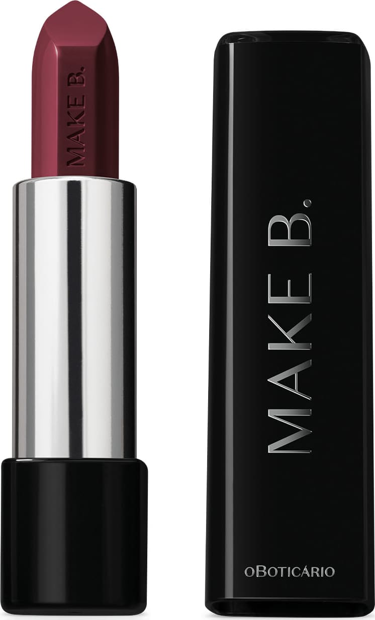 Batom glossy na cor Vinho Blackbarry da marca Make B. em embalagem prata e preta com tampa preta e letras prateadas.