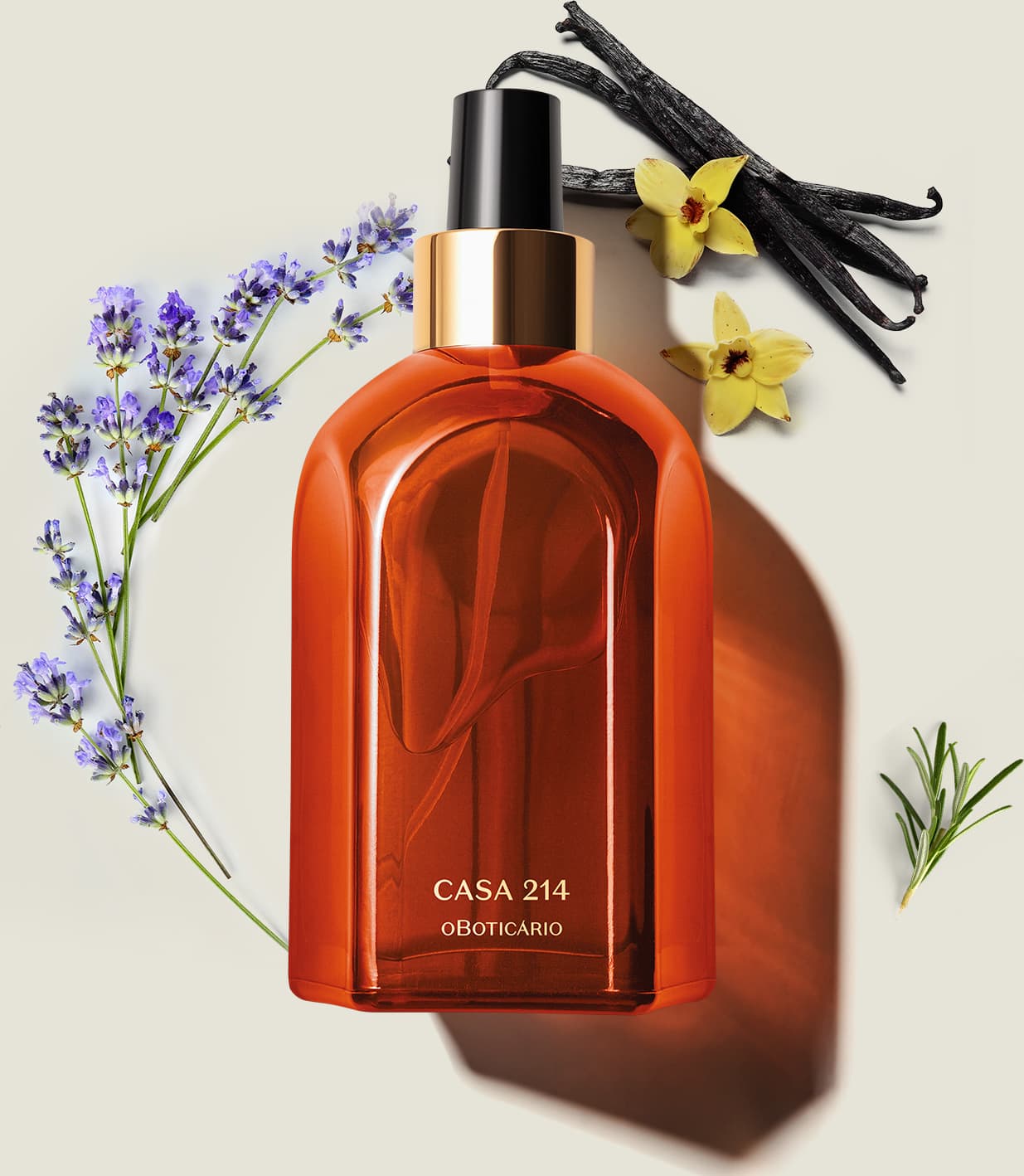 Vidro laranja de tampa spray preta com detalhe e letras douradas contendo aromatizador de ambientes Casa 214 Vanilla Sublime em ambiente com flores de lavanda e narciso, sobre superfície clara.