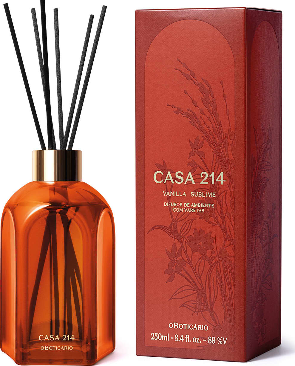 Difusor de ambientes em vidro laranja com varetas e letras douradas da marca Casa 214 Vanilla Sublime com a caixa laranja e dourada ao lado.