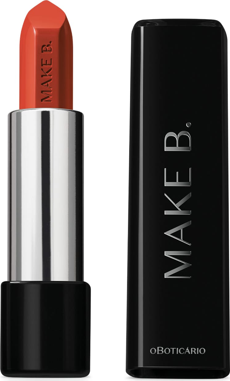 Batom glossy na cor Coral da marca Make B. em embalagem prata e preta com tampa preta e letras prateadas.