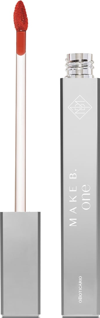 Frasco de batom líquido vermelho Deep Carmine da marca Make B. One Velvet Sublime em embalagem prateada com haste branca, esponja aplicadora na cor do batom e nome da marca gravada.