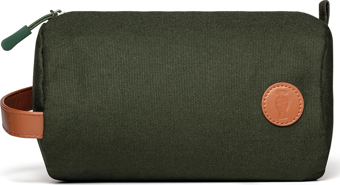 Necessaire de tecido preto com fecho de zíper e detalhe em couro marrom, com logotipo redondo em relevo.