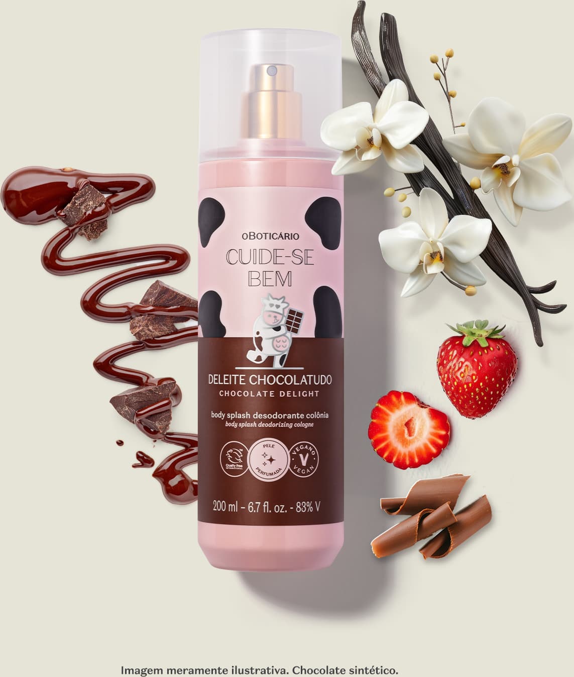 Frasco de body splash Cuide-se Bem Deleite Chocolatudo em embalagem rosa e marrom com vaca ilustrada. Ao lado, varas de baunilha, orquídeas brancas, morango fresco, pedaços de chocolate e raspas de chocolate ao redor do frasco.