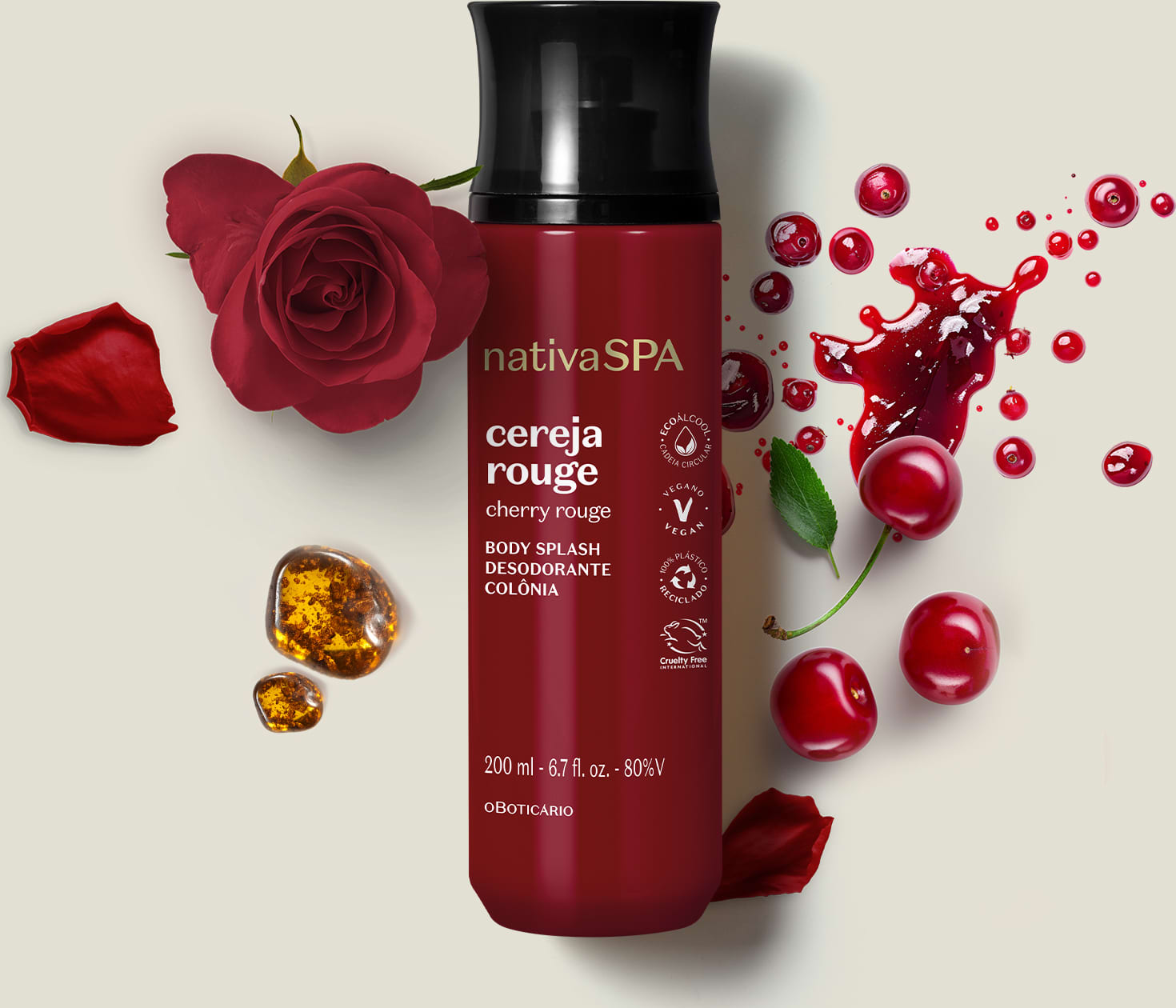 Frasco vermelho escuro contendo body splash Nativa SPA Cereja Rouge, com rosas vermelhas, cerejas e pétalas em um fundo claro, criando um cenário de beleza e relaxamento.