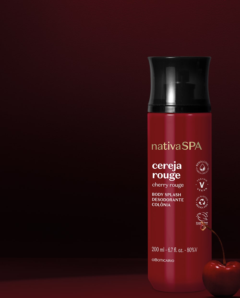 Frasco vermelho escuro com tampa preta e letras brancas e douradas contendo 200ml de body splash Nativa SPA Cereja Rouge em fundo vermelho bem escuro.