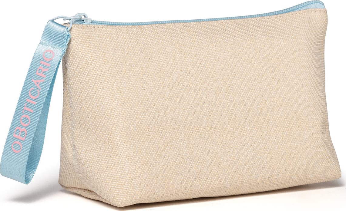 Necessaire de tecido bege com zíper e alça azul, com a marca O Boticário bordado em letras bege.