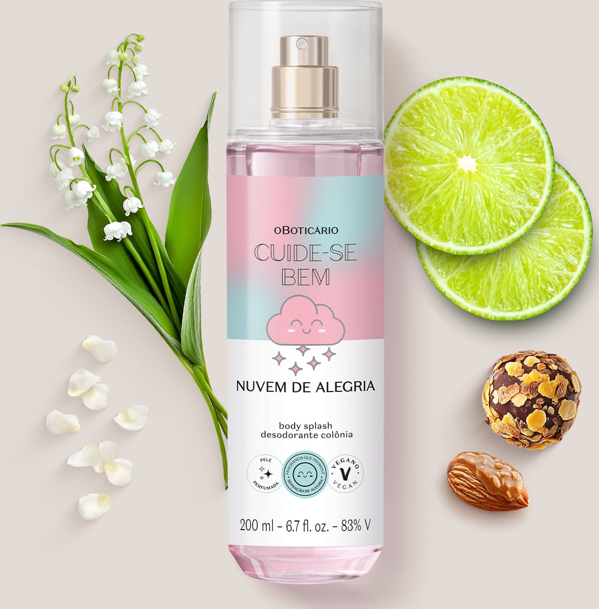 Frasco de body splash da marca Cuide-se bem Nuvem de Alegria em cenário com flores, limão, marshmallows e fundo lilás claro, sugerindo um ambiente natural e refrescante.