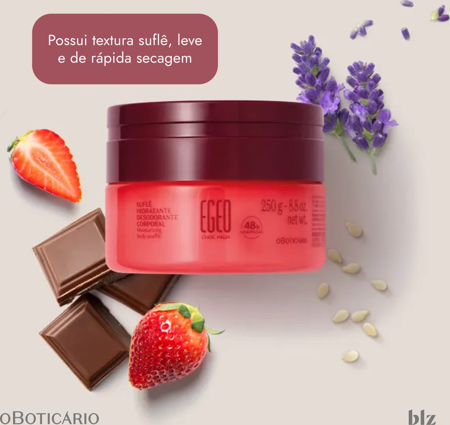 Recipiente de item de perfumaria vermelho em primeiro plano, com lavanda roxa e pedaços de chocolate ao fundo. O ambiente sugere um contexto de cuidados pessoais e beleza, com cores vibrantes e elementos naturais.