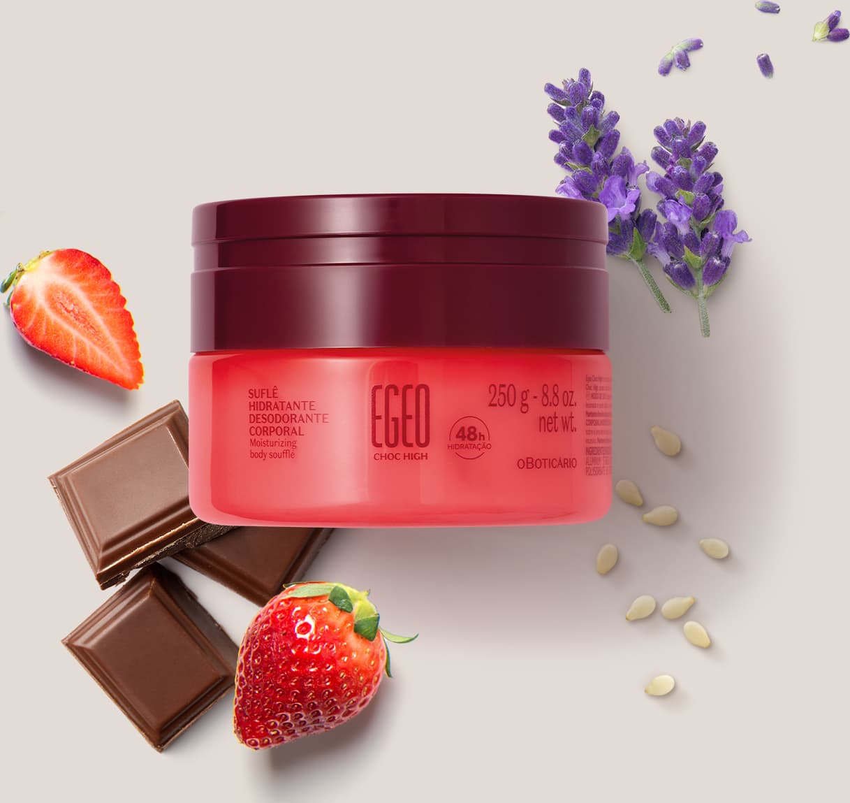 Pote de tampa vinho e embalagem rosa de item Suflê Hidratante Desodorante Corporal da linha Egeo Choc High cercado por flores de lavanda, morangos, especiarias e pedaços de chocolate.