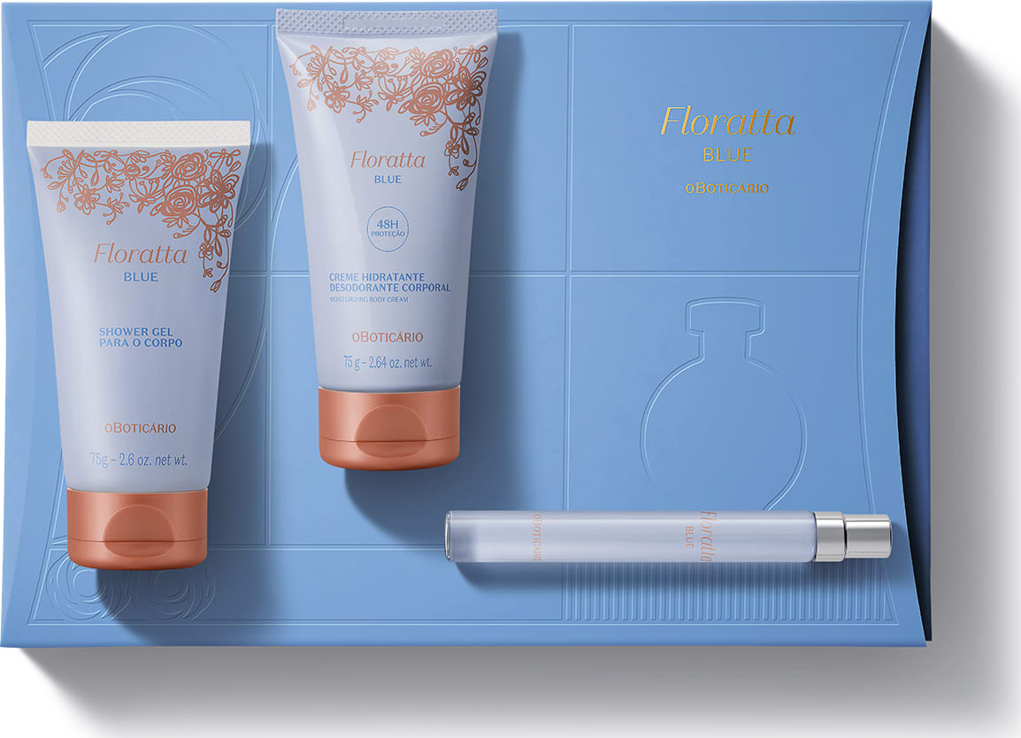 Imagem de duas bisnagas azuis e douradas, sendo uma de gel de banho corporal e uma de creme hidratante corporal e um vidro de 10ml de desodorante colônia. Os itens estão em cima de uma caixa presenteável azul com detalhes dourados.