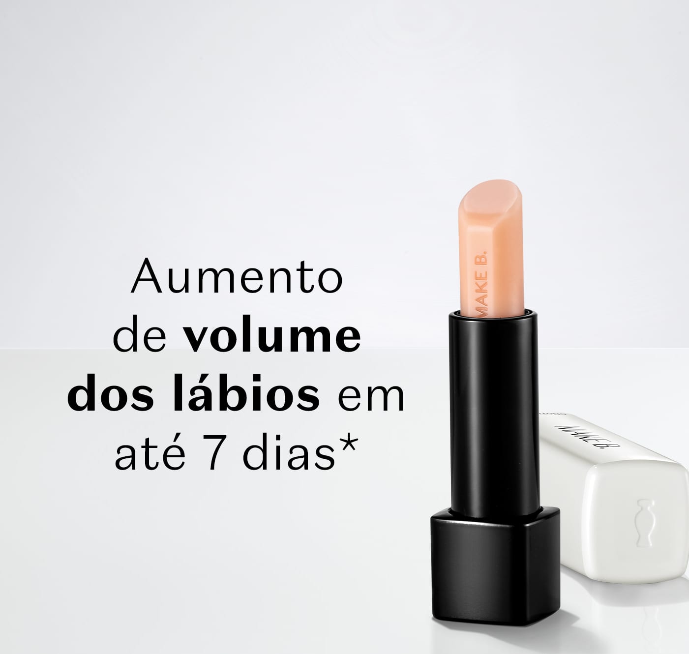 Balm labial noturno da marca Make B. Lip Chronology Night Plump em embalagem preta e uma tampa branca está em fundo azul claro com texto em preto indicando que o produto aumenta o volume dos lábios em até 7 dias.