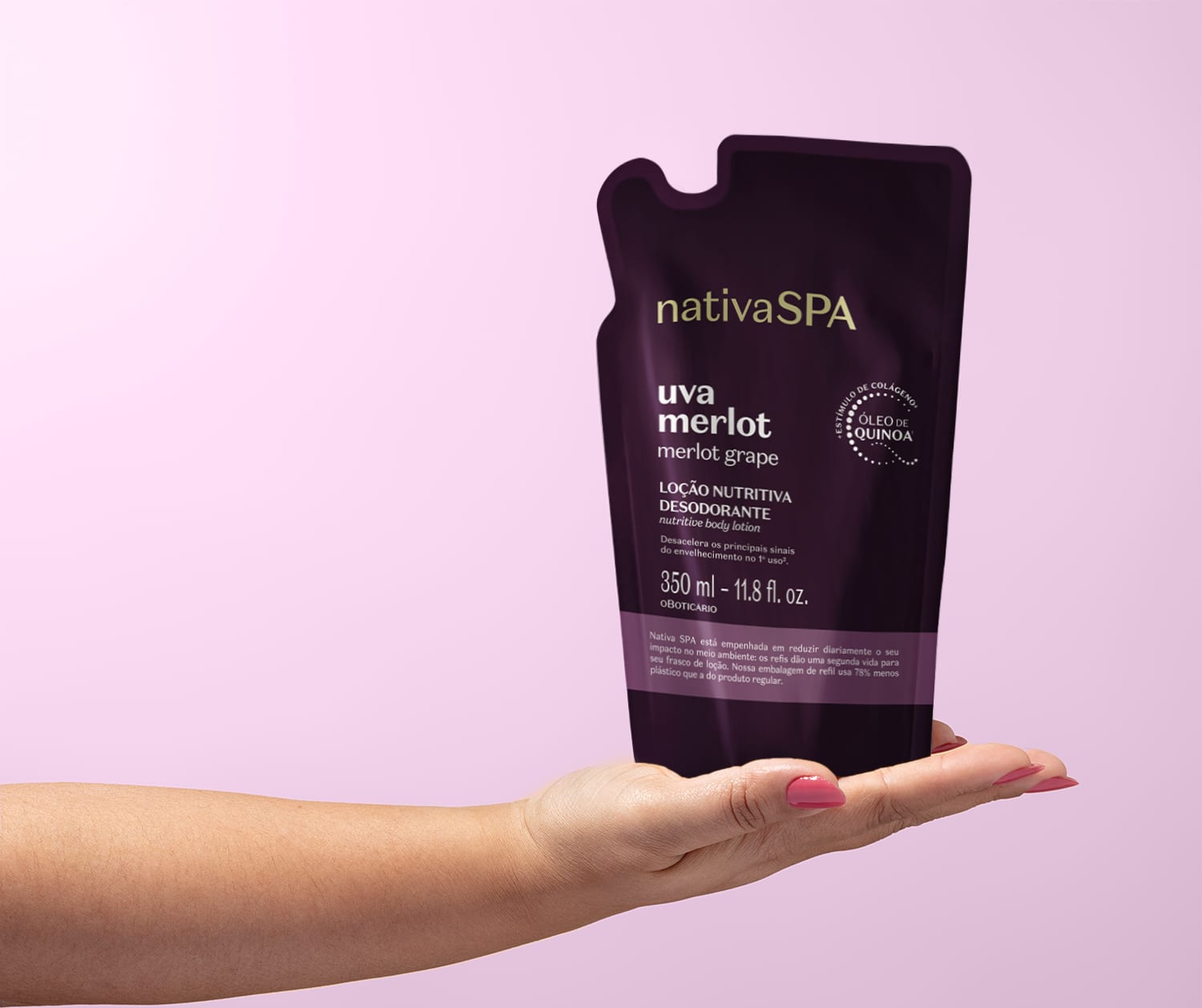 Refil na cor roxa de loção hidratante corporal da marca Nativa SPA Uva Merlot, segura por mão feminina com esmalte rosa, sobre fundo rosa claro.
