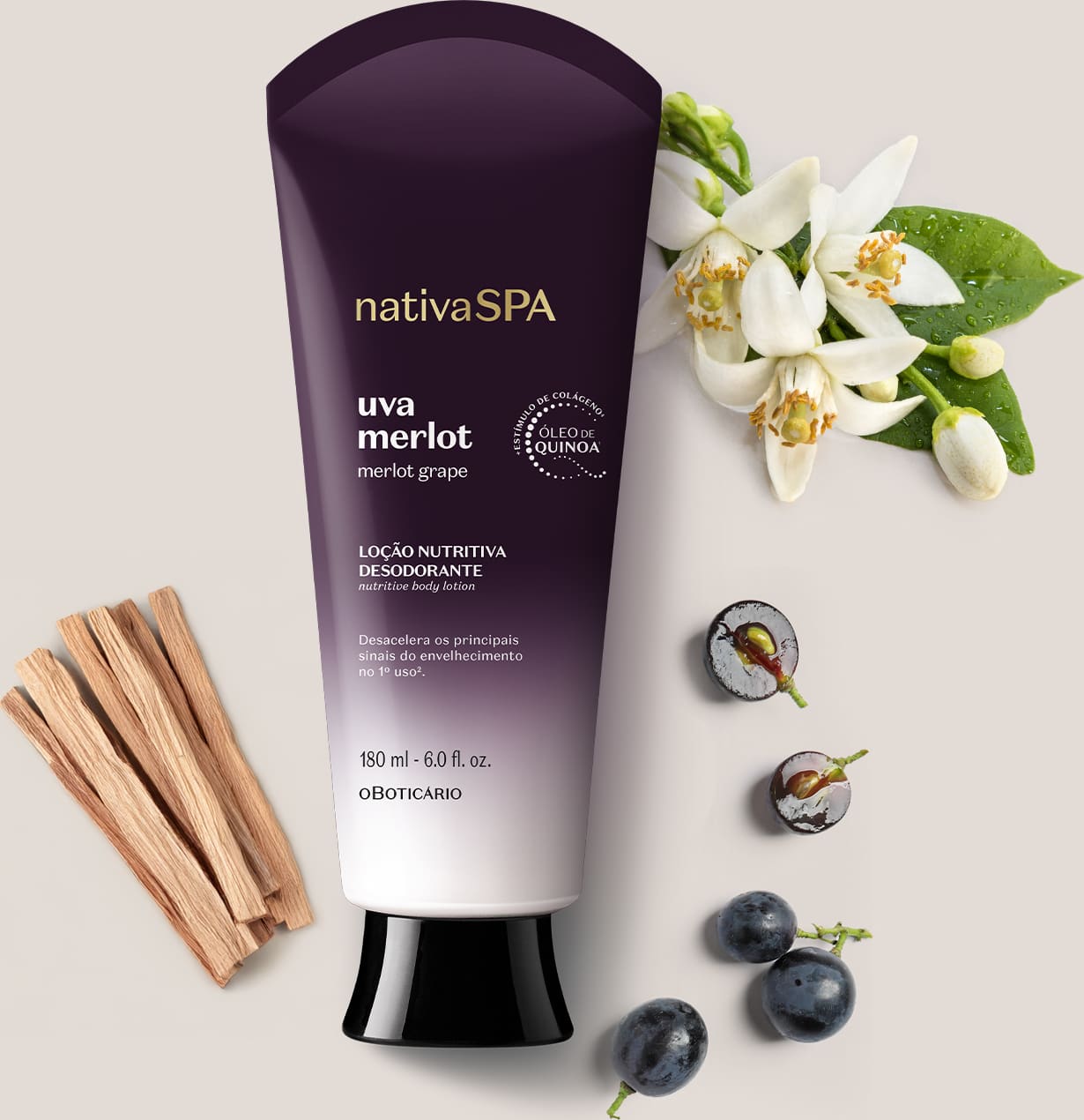 Embalagem de loção corporal da marca Nativa SPA Uva Merlot, com flores brancas e uvas merlot s ao redor, sobre superfície clara.