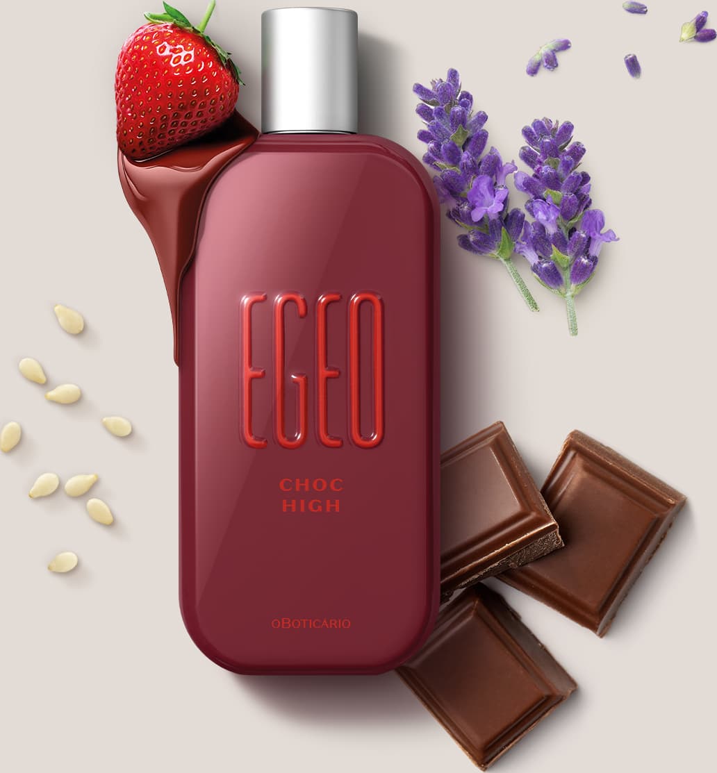 Frasco vermelho de desodorante colônia Egeo Choc High cercado por morangos, lavanda e barras de chocolate ao redor, sobre superfície clara.
