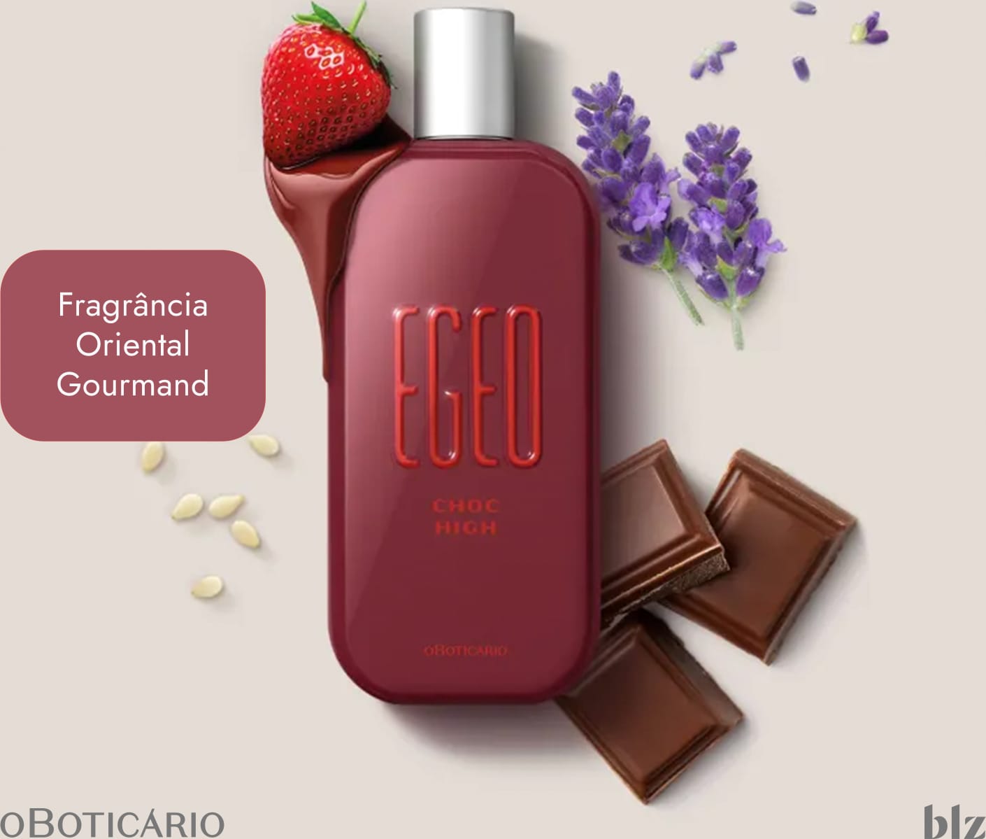 Ao redor do frasco, há alguns elementos decorativos, como uma morango vermelha, flores de lavanda roxas e pedaços de chocolate. A embalagem e os elementos visuais sugerem que este é um perfume com notas de chocolate e frutas.