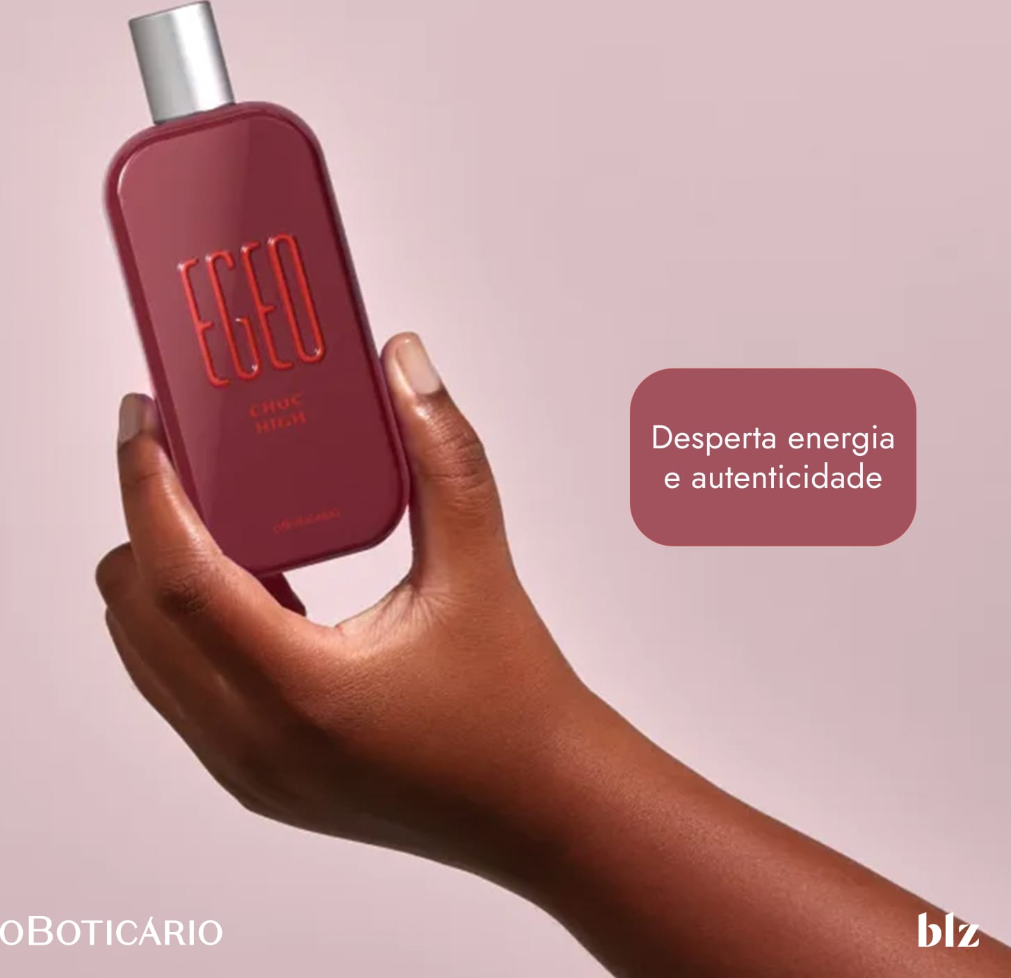 Uma mão feminina segura o frasco em uma posição elevada.