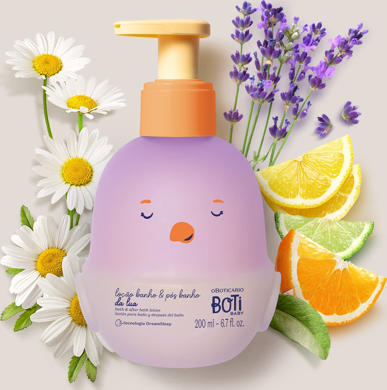 Embalagem de loção para banho e pós banho Boti Baby Lua em formato de pintinho na cor lilás e tampa dosadora laranja rodeada por flores de camomila, lavanda, fatias de limão e laranja em fundo claro.