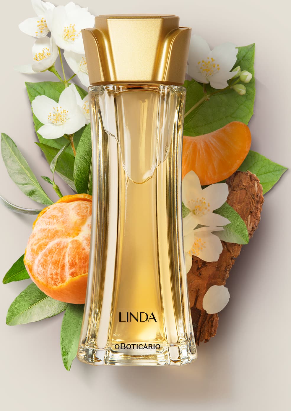 Vidro alongado com líquido bege e tampa dourada em forma de flor de desodorante colônia da marca Linda rodeado por bergamotas, flores brancas e folhas verdes.