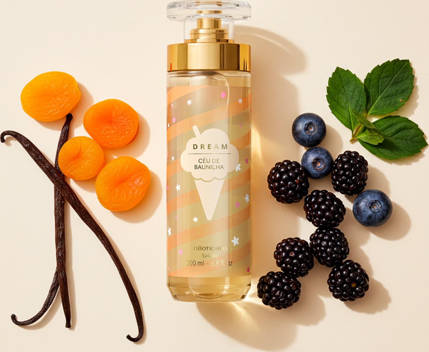 Imagem de um frasco de body splash da marca Dream Céu de Baunilha, com frasco e tampa dourada, rodeado por frutas cítricas, favas de baunilha e folhas verdes em um fundo claro. O cenário sugere cores vibrantes que evocam uma sensação de leveza e frescor.